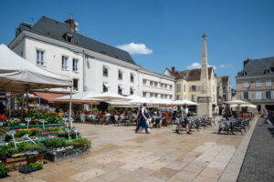 ALTER EGO NOTAIRES - Droit des affaires et des sociétés - Photo d'une place la journée, avec une terrasse de café et un marchand de fleurs situé à Chartres