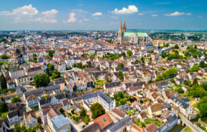 ALTER EGO NOTAIRES - Droit immobilier - Vue aérienne de la ville de Chartres avec la Cathédrale. Situé dans le département de l'Eure-et-Loir