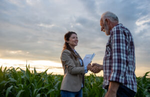 ALTER EGO NOTAIRES - Droit rural - Un agriculteur et une femme se serre la main au milieu des champs