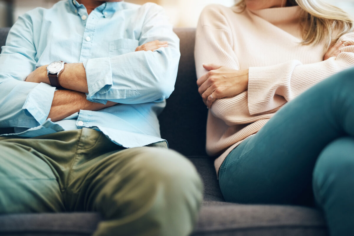 ALTER EGO NOTAIRES - Droit de la famille - un couple marié est assis côte à côte avec leurs bras croisés suite à une dispute